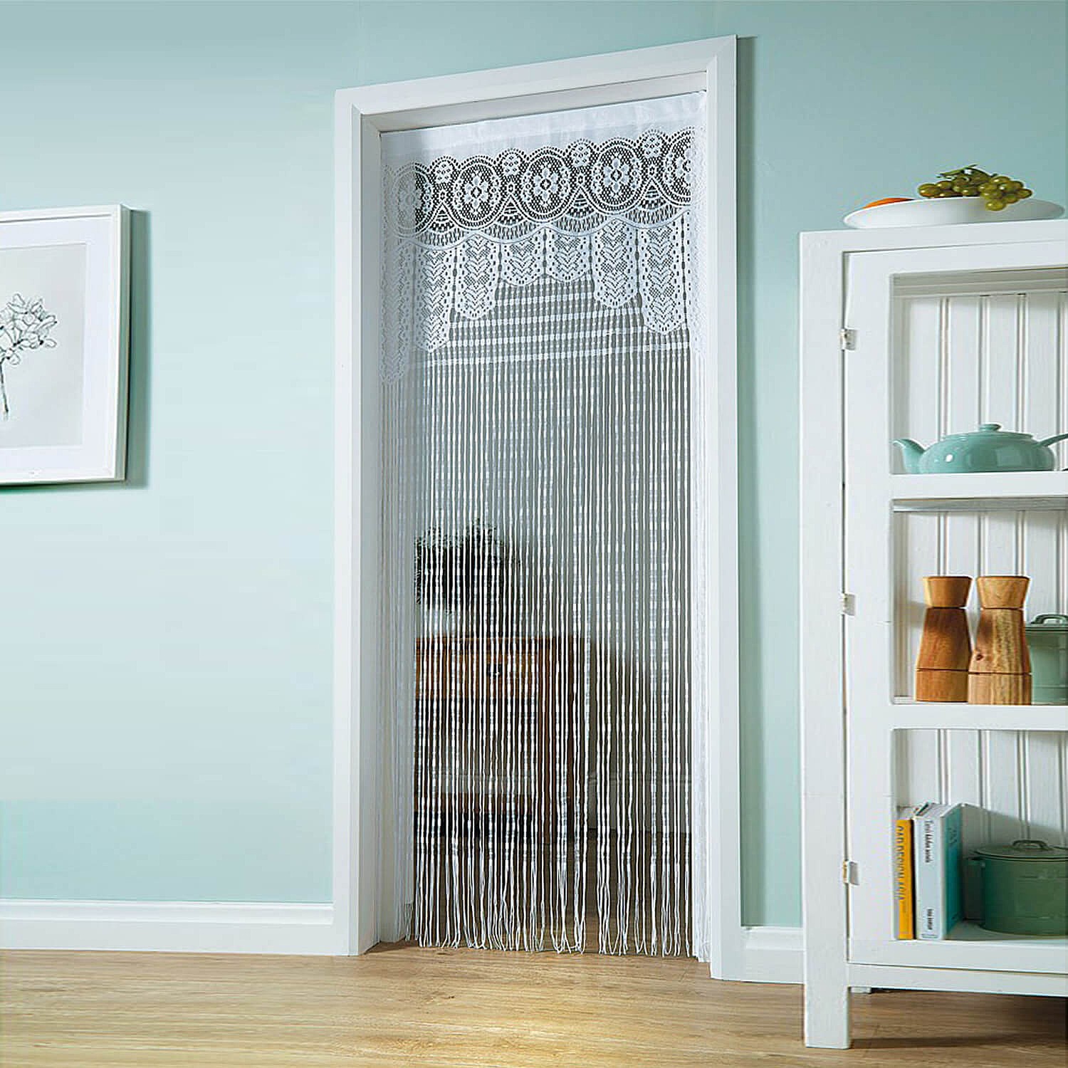 Lace Door Curtain: easy to install – all fittings included.